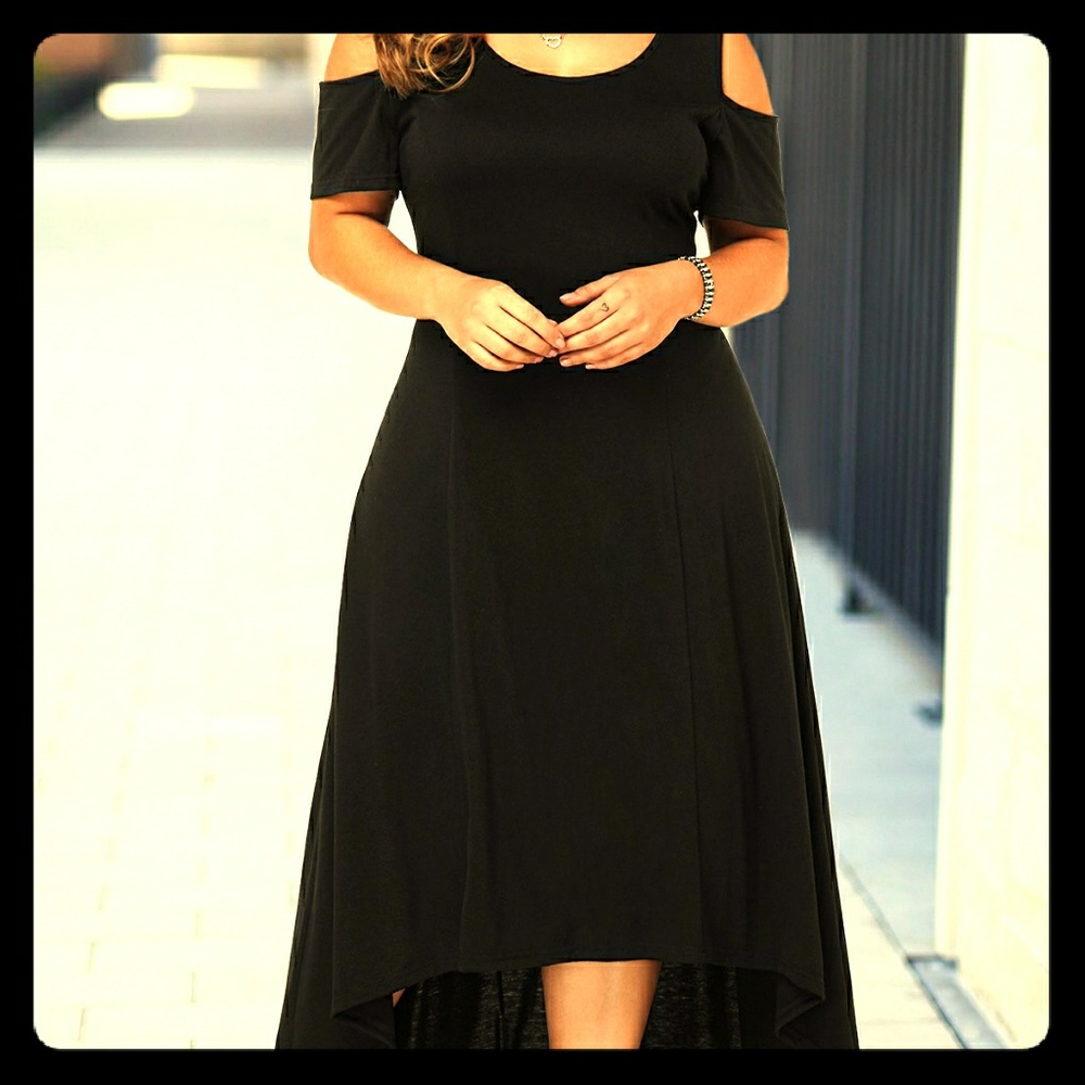 Thanth Cold Shoulder Black Maxi Dress